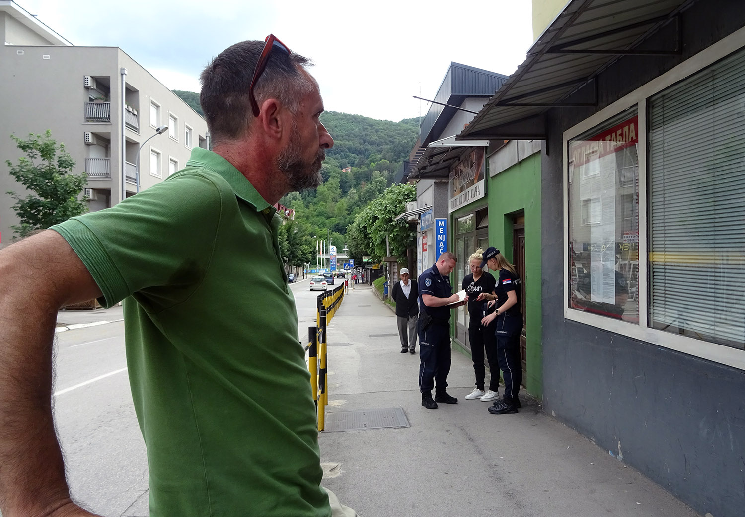 Aktivista ZLF snimio užičke naprednjake za koje sumnja su imali biračke spiskove (FOTO/VIDEO) 1 Vladan Sindjic i policajci kod MZ Lipa Foto Privatna arhiva