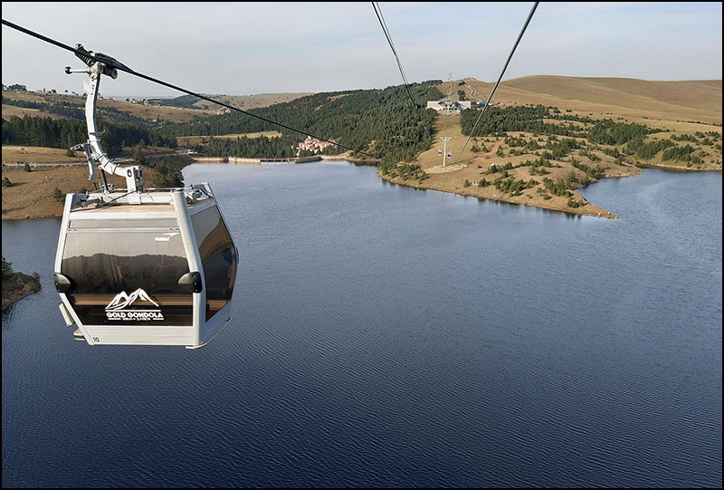 Gostima Zlatibora nudi se bogat program tokom jula i avgusta 2 Gondola preko Ribnickog jezera Foto Nenad Kovacevic