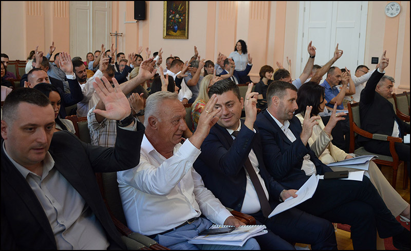 Formirana vlast u Užicu: Stari kadrovi naprednjačke koalicije u novom mandatu 2 Odbornici vlasti Foto Nenad Kovacevic