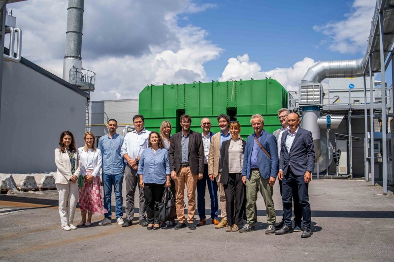 Otpadne gasove pretvorili u zelenu energiju 3 Zvanice u obilasku fabrike foto UNDP Jakov Simovic