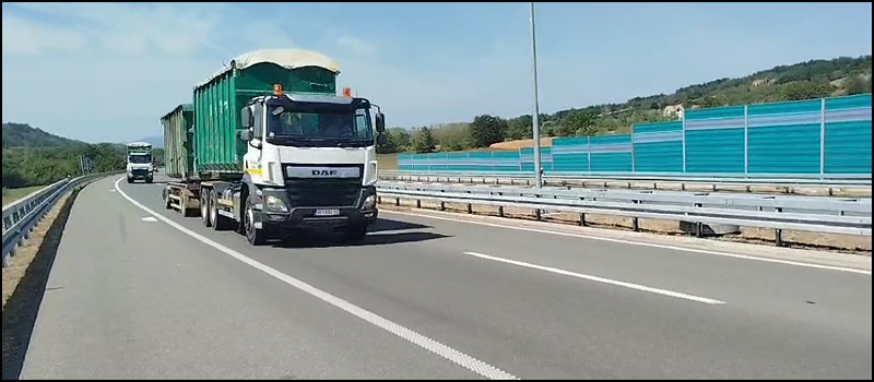 Kamioni na auto putu