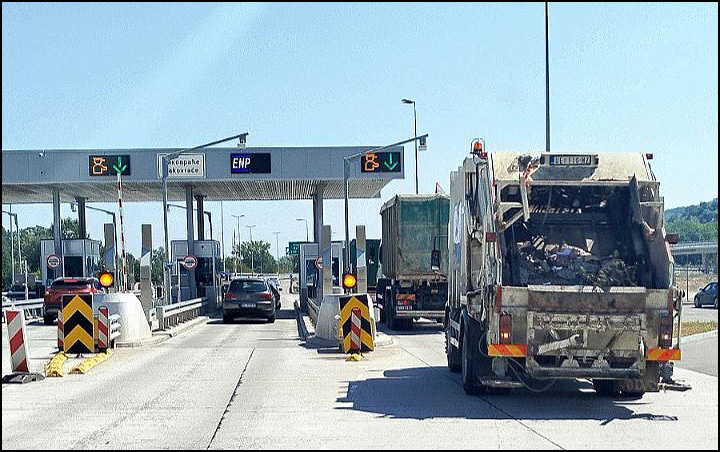 Ispraćaj kamiona smećara sa blokade 5 Ulaze na auto put