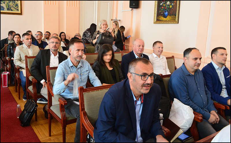 Burna sednica užičke skupštine: Jaja, pašteta i srednji prst 3 Foto Nenad Kovacevic 1 1