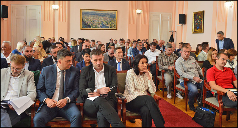Burna sednica užičke skupštine: Jaja, pašteta i srednji prst 1 Foto Nenad Kovacevic 2 1