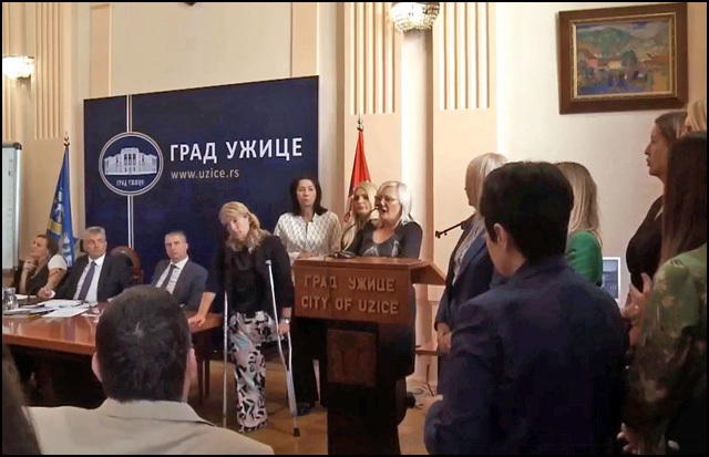 Burna sednica užičke skupštine: Jaja, pašteta i srednji prst 5 Podrska gradonacelnici Foto Printskrin FB Grad Uzice