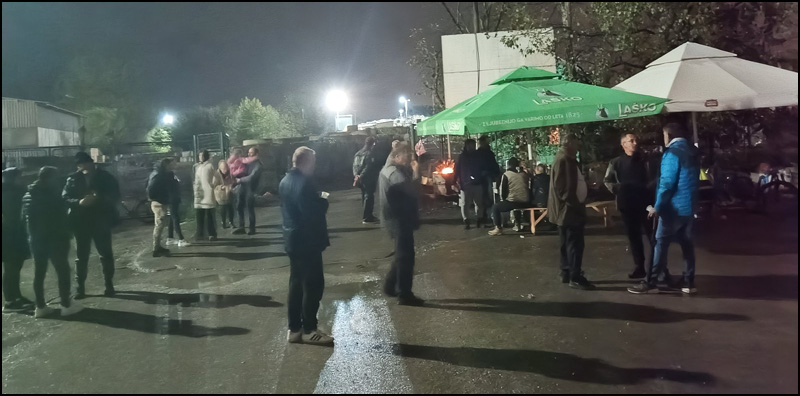 Direktorka tražila intervenciju policije 2 Jos jedna hladna noc na blokadi