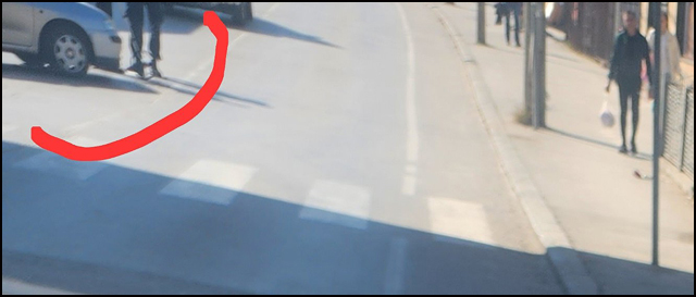 Motociklista udario stariju ženu na pešačkom prelazu 2 Vozilo koje je udarilo u motor