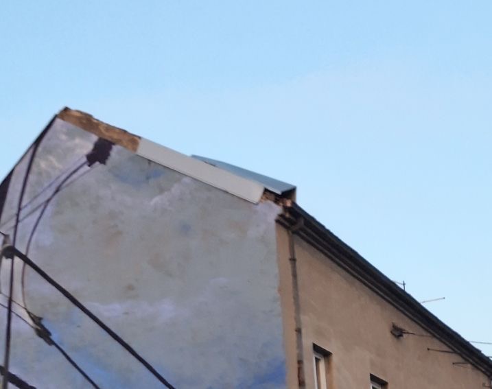 Deo krova visi sa kuće, ispod trotoar (FOTO) 2 krov