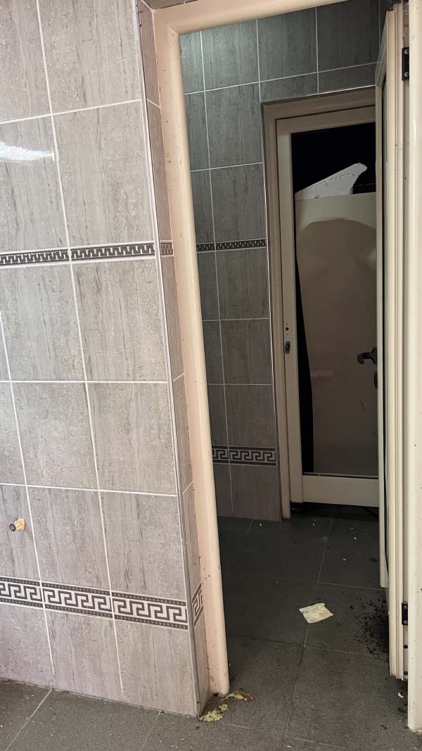 Železnička stanica rekonstruisana, a sada propada (FOTO) 8 zeleznicka4