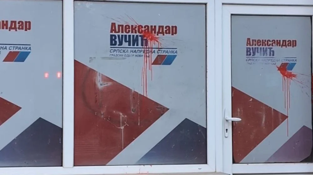 Prostorije SNS i dalje na udaru građana: Ubice, krvave vam ruke 6 sns parole