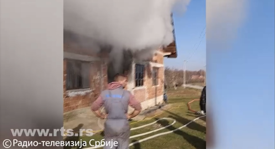 Porodici Maksimović meštani obnavljaju kuću izgorelu u požaru 1 IMG 1129