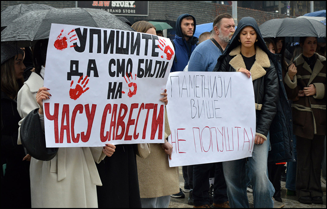 Srednjoškolci blokirali saobraćaj u centru Užica 2 Protest srednjoskolaca Foto Nenad Kovacevic 1
