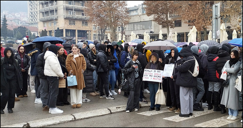Srednjoškolci blokirali saobraćaj u centru Užica 4 Protest srednjoskolaca Foto Nenad Kovacevic 2
