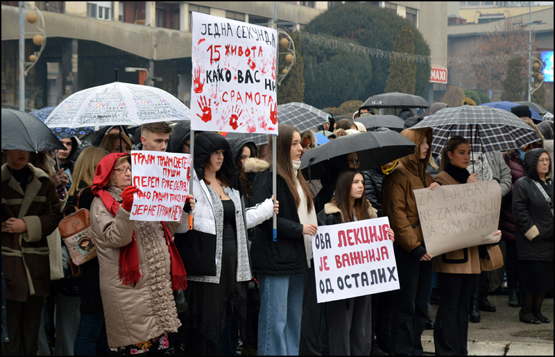 Srednjoškolci blokirali saobraćaj u centru Užica 3 Protest srednjoskolaca Foto Nenad Kovacevic 3