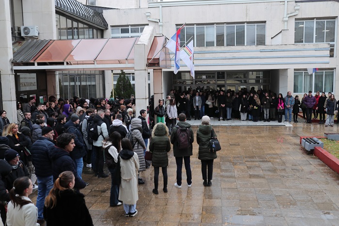 Prva kragujevačka gimnazija od četvrtka u potpunoj blokadi 2 Studenti ispred Rektorata