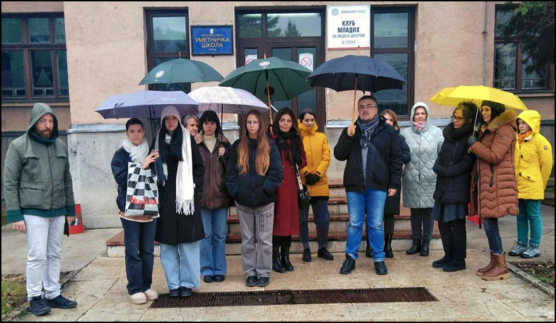 Srednjoškolci blokirali saobraćaj u centru Užica 1 Ucenici i profesori Umetnicke skole Foto Nenad Kovacevic