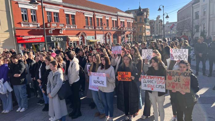 Sa njima nema šale: Čačanski maturanti ne staju, sve ih je više na protestima (FOTO) 22 maturanti 1