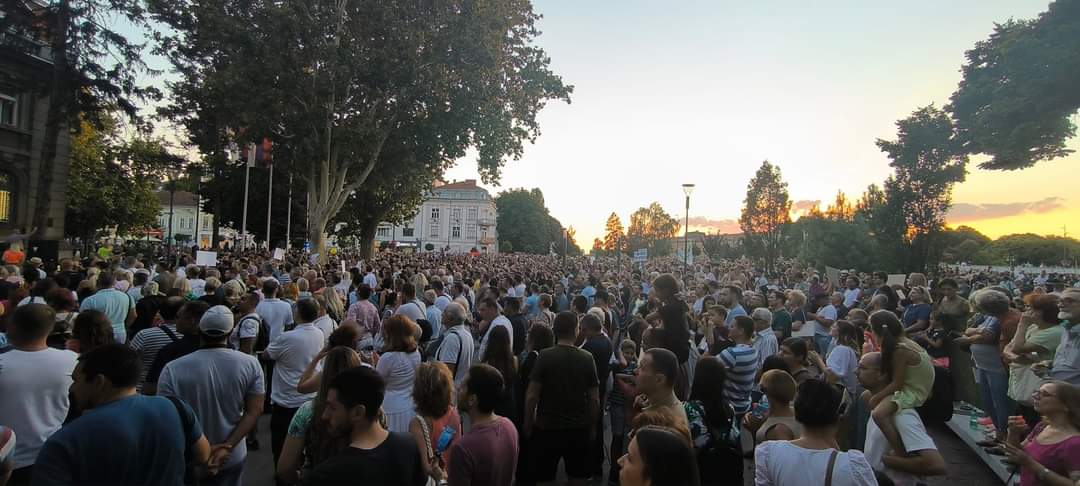 Srbija se umiriti ne može: Mladi na ulici, studenti u Nišu dočekali ministarku: Slavicu u maricu 3 protest18 nis