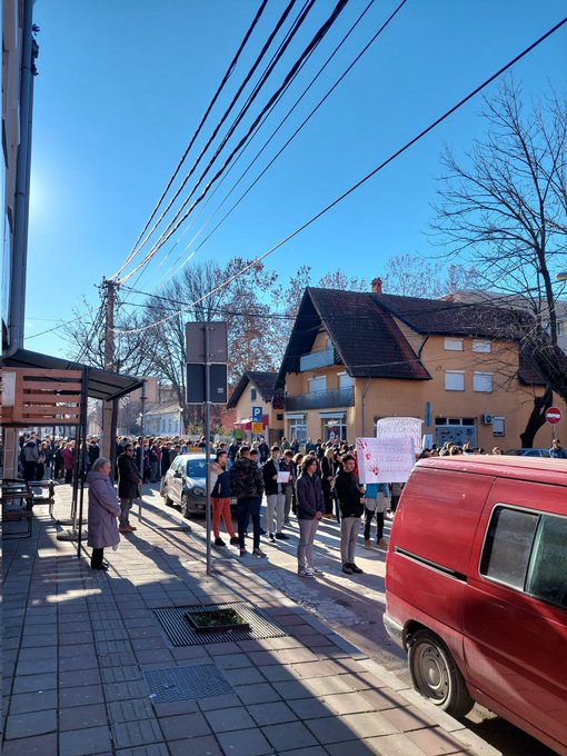 Srbija se umiriti ne može: Mladi na ulici, studenti u Nišu dočekali ministarku: Slavicu u maricu 2 protest18 pozarevac