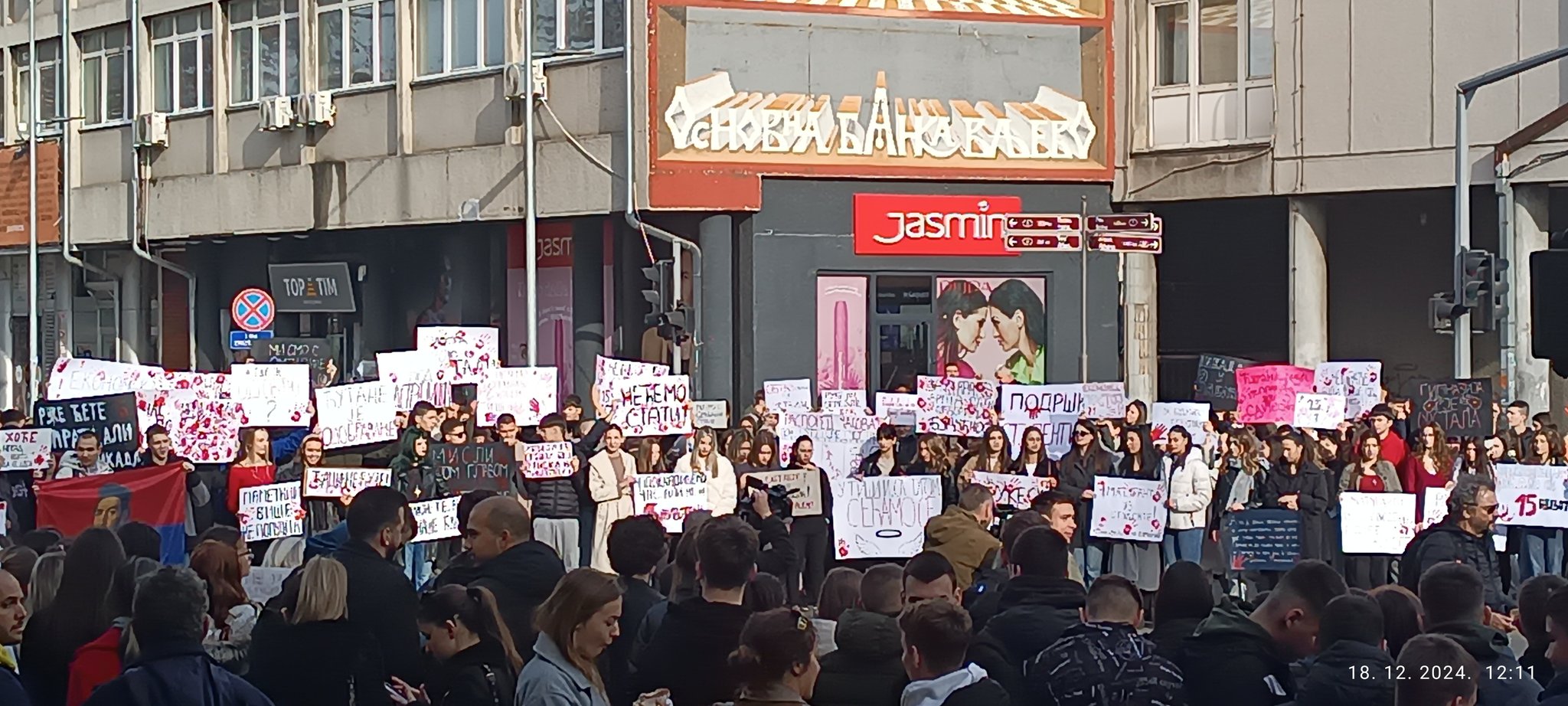Srbija se umiriti ne može: Mladi na ulici, studenti u Nišu dočekali ministarku: Slavicu u maricu 5 protest18 va