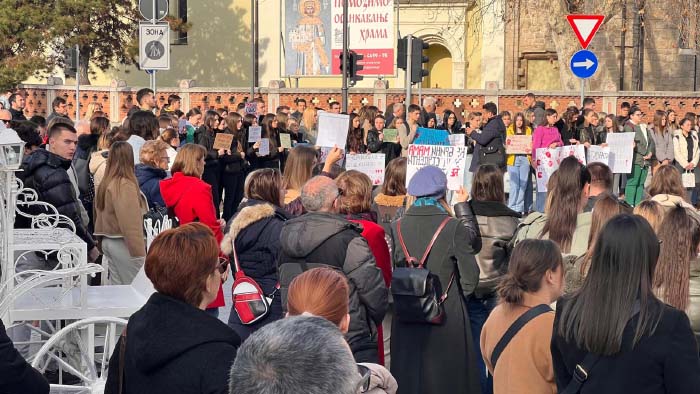 Njihov krug sve je veći i brojniji: Čačanski maturanti i danas drže čas (FOTO) 24 protest cacak2 1