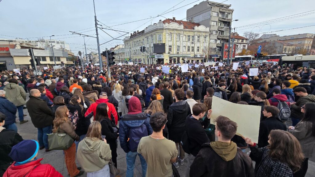 Srbija se umiriti ne može: Mladi na ulici, studenti u Nišu dočekali ministarku: Slavicu u maricu 4 vukov spomnenbik