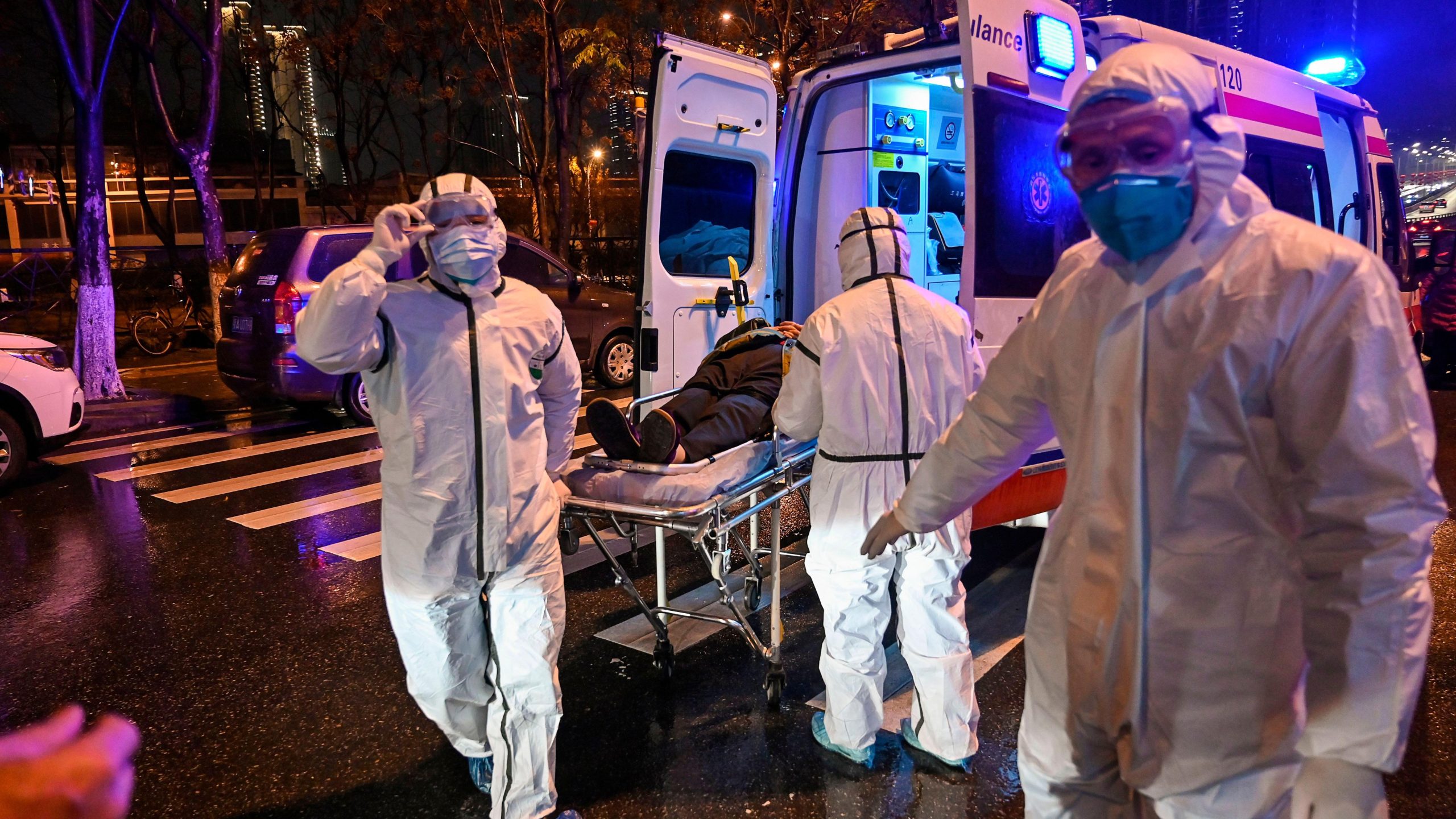 Karantin u Vuhanu: 'Ne znamo istinu, ne pod ovim režimom' 11 Medicinski radnici u zaštitnoj opremi sa pacijentom na nosilima ispred bolnice u Vuhanu 25. januara 2020.