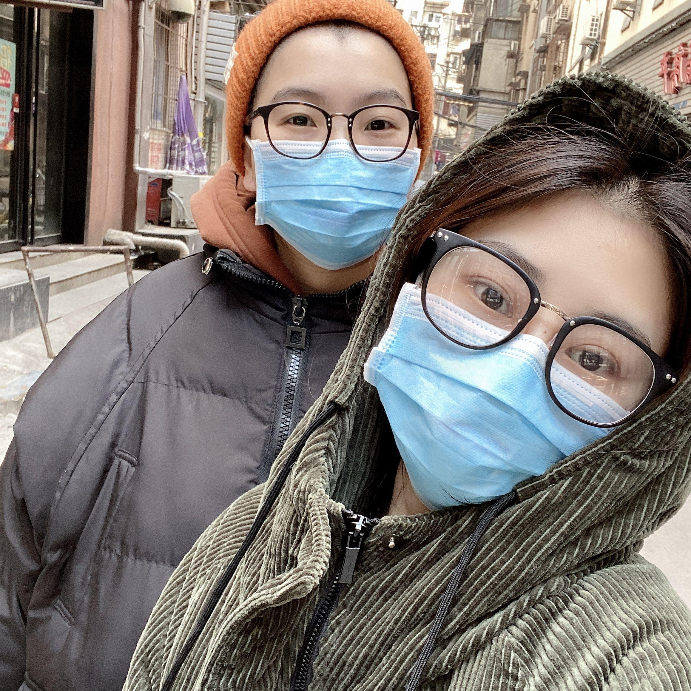 Karantin u Vuhanu: 'Ne znamo istinu, ne pod ovim režimom' 4 Tristan Liu (levo) i Ši Jang (desno) u Vuhanu tokom karantina