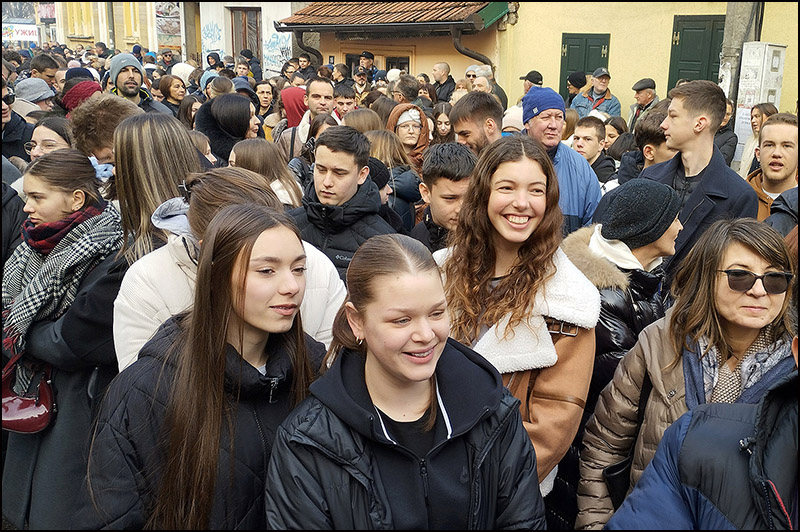 Bivši učenici OŠ „Dušan Jerković“ u Užicu, okupljanjem podržali učitelje i nastavnike 6 Foto Nenad Kovacevic 8001