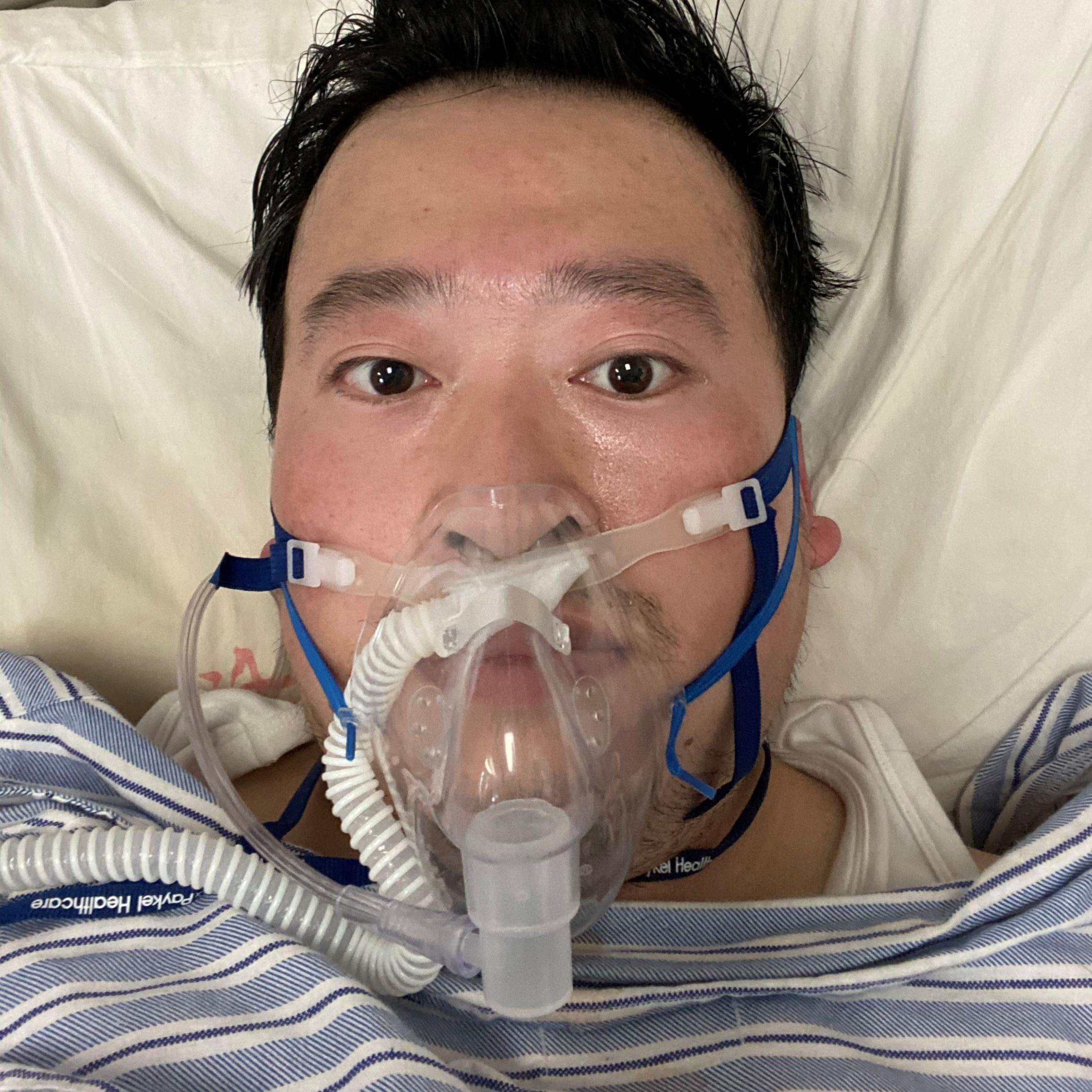 Karantin u Vuhanu: 'Ne znamo istinu, ne pod ovim režimom' 9 Doktor Li Venlijang nosi masku za respirator u bolničkom krevetu u Vuhanu, 3. februar 2020.