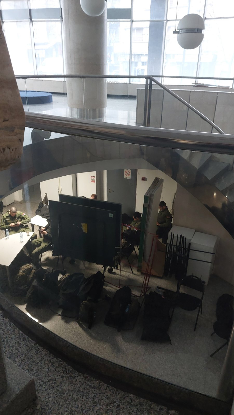 Žandarmerija upala u RTS da bi krenuo Dnevnik u 19:30 (VIDEO) 2 rts1