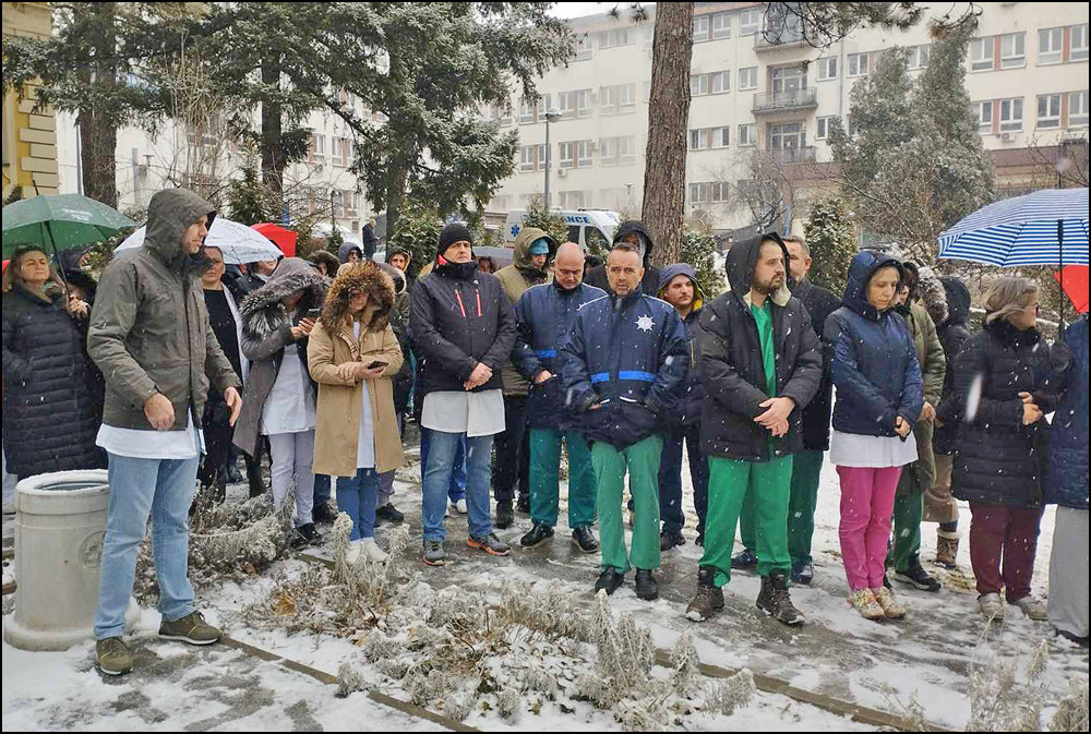 Deo zaposlenih u užičkoj bolnici odao poštu novosadskim žrtvama i podržao studente 1 Foto Privatna arhiva 7