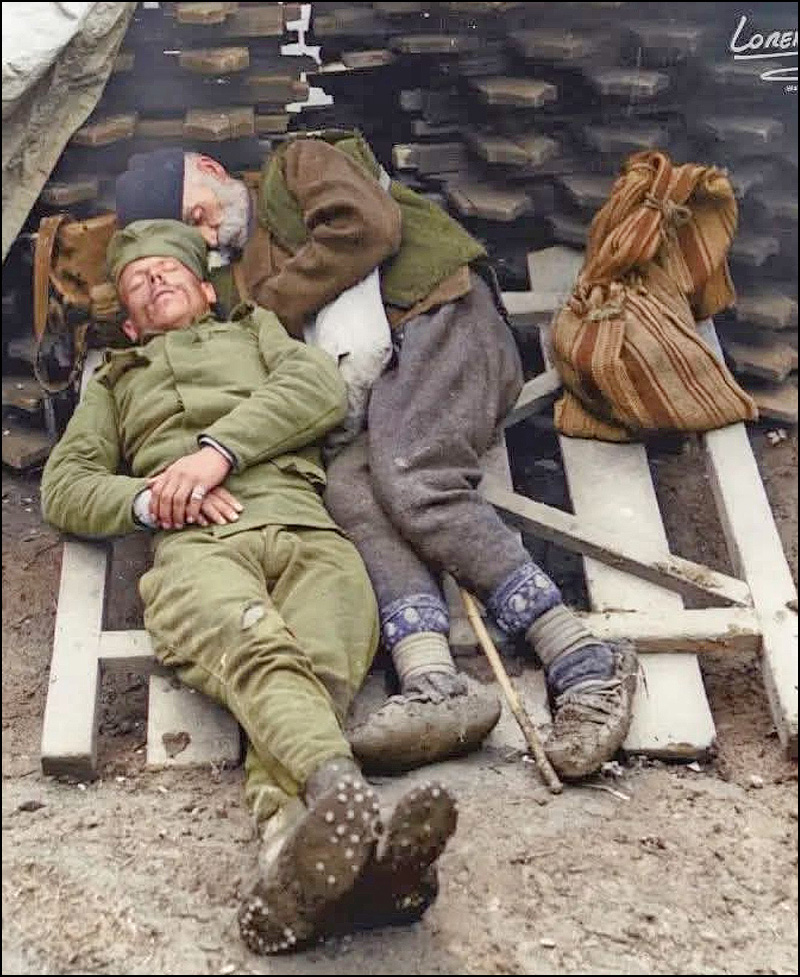 Da ste se rodili 1 Fotografija Srpski vojnik spava na kapiji 1915 zajedno sa ocem koji je dosao da ga obidje