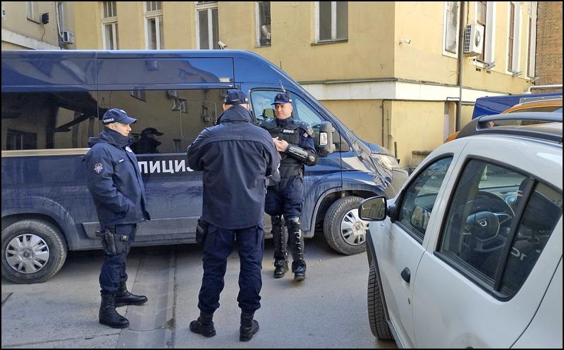 Dojava o podmetnutoj bombi u čačanskoj Gimnaziji i Halk banci 1 Policija Foto Nenad Kovacevic