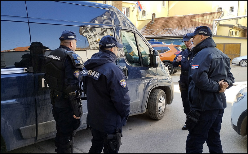 U iščekivanju rasprave o smeni gradonačelnice Užica u skupštini privatno obezbeđenje i policija 2 Policija Foto Nenad Kovacevuc 1
