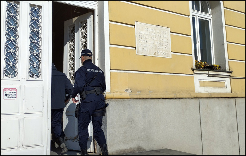 U iščekivanju rasprave o smeni gradonačelnice Užica u skupštini privatno obezbeđenje i policija 4 Policija Foto Nenad Kovacevuc 2