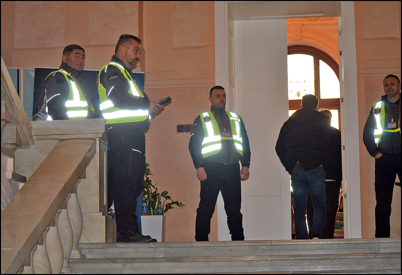 U iščekivanju rasprave o smeni gradonačelnice Užica u skupštini privatno obezbeđenje i policija 3 Privatno obezbedjenje u Skupstini Foto Nenad Kovacevic