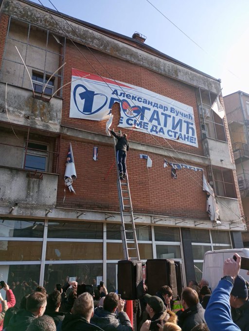 Građani upali u opštinu Bogatić, pocepani bilbordi SNS 1 bogatic