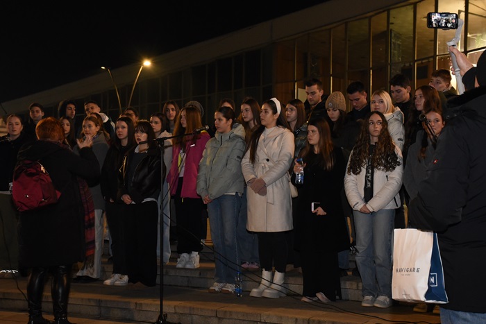 Nikad veći broj Čačana na protestu: Bićemo tu dok god režim ne padne (FOTO, VIDEO) 4 protest ca4