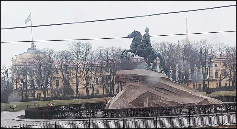 U Rusiji kao na času istorije 3 Bronzani spomenik osnivacu grada caru Petru Velikom