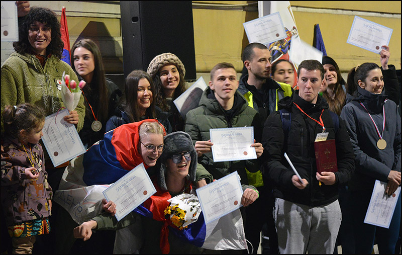 Doček užičkih studenata sa protesta u Nišu: Mladi pomirili Čačak i Užice 5 Foto Nenad Kovacevic 2