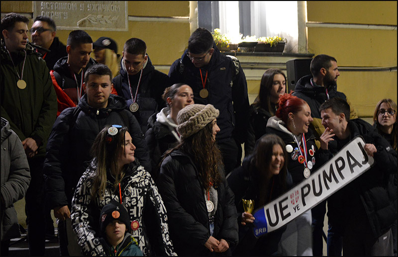 Doček užičkih studenata sa protesta u Nišu: Mladi pomirili Čačak i Užice 7 Foto Nenad Kovacevic 4