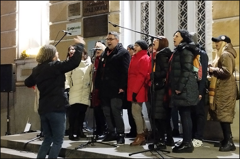 Doček užičkih studenata sa protesta u Nišu: Mladi pomirili Čačak i Užice 3 Hor Foto Nenad Kovacevic