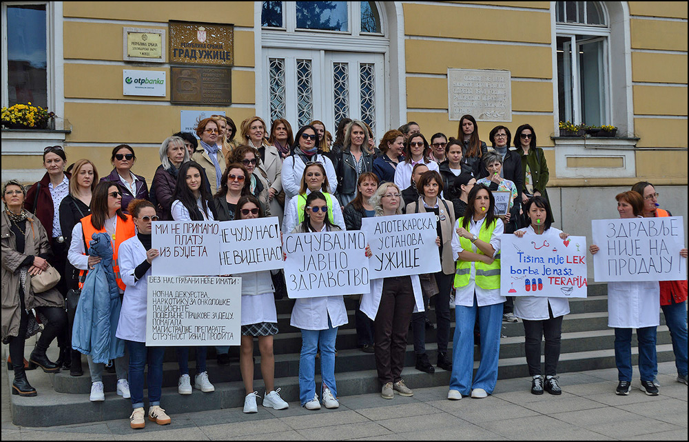 Štrajk u Apotekarskoj ustanovi Užice: Plate kasne, apoteke se privatizuju 6 Ispred uzicke skupstine Foto Nenad Kovacevic