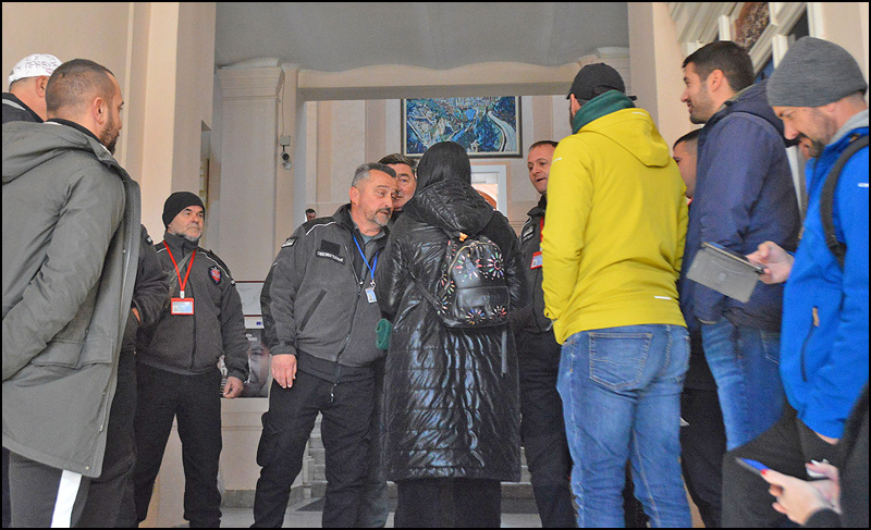 Obezbedjenje i gradjani Foto Nenad Kovacevic 2