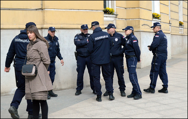 Odbornica i policija Foto Nenad Kovacevic
