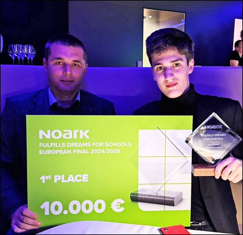 Prag nagrada u rukama pobednickog Tima iz Tehnicke skole Cacak