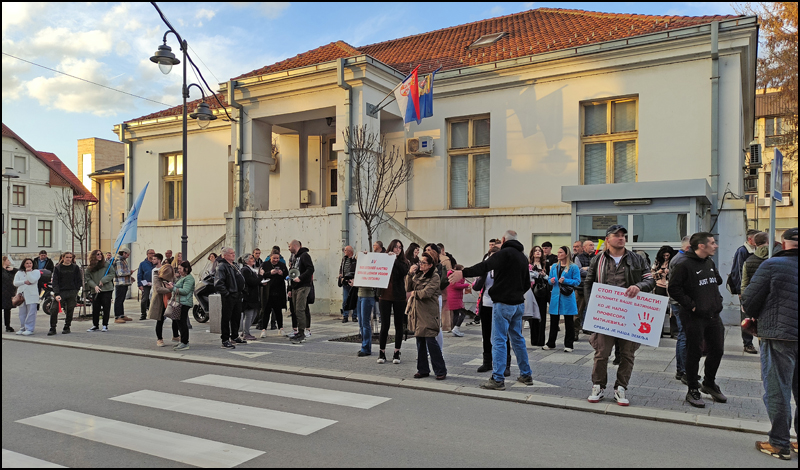gradjani ispred PU