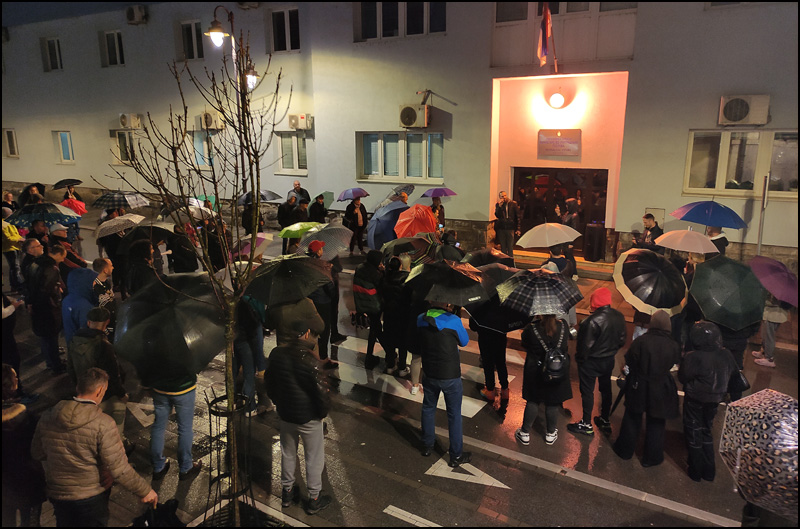 policija skup gradjana