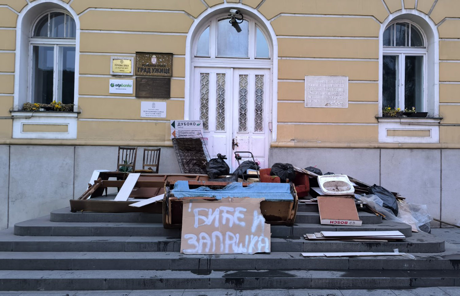 Smece ispred uzicke skupstie Foto Privatna arhiva 1